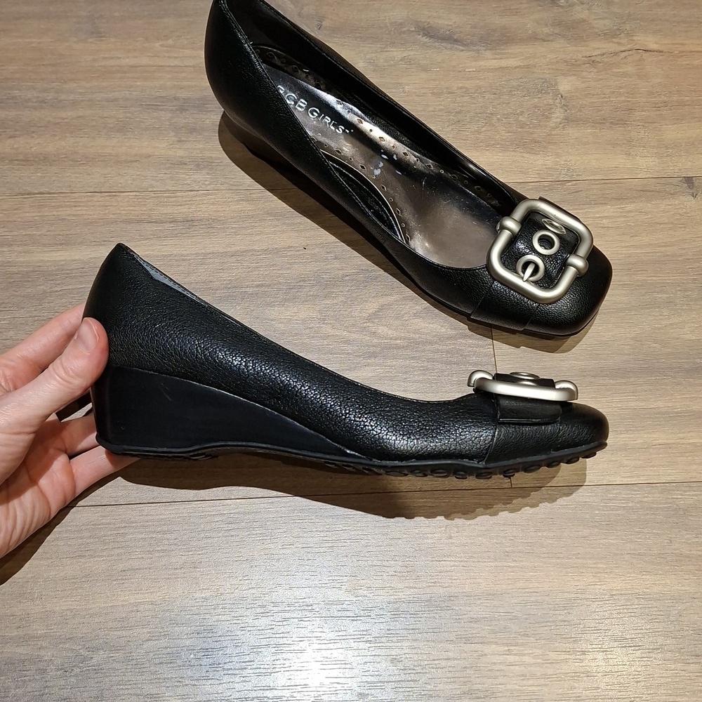 BCBGirls Women's Black Leather 90's/Y2K Wedges with Oversized Buckle (Size 8) - Picture 3 of 7